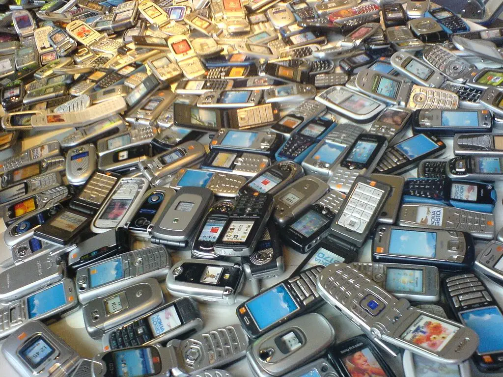 Thousands of old smartphones