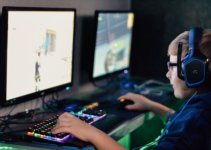 Kids plays online game with friends