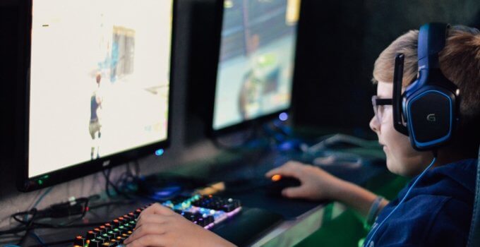 Kids plays online game with friends