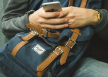 Man using iOS iMessage to text