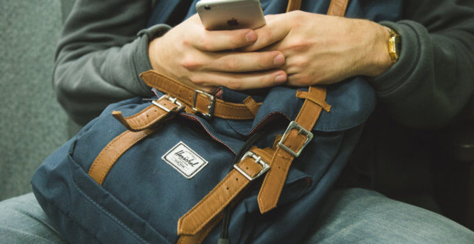 Man using iOS iMessage to text
