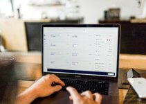 person using business management software on a MacBook pro - Photo by Austin Distel